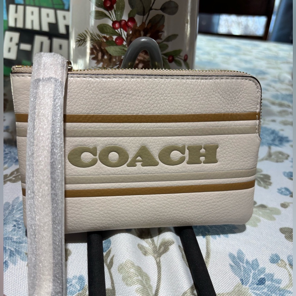 New Coach Off White / chalk Wristlet